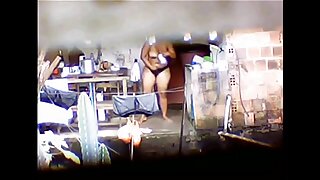 Похотливият човек разбива буца с две безплатни порно клипове горещи кучки